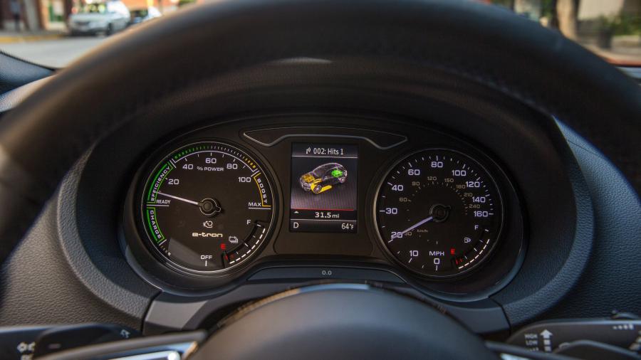 Панель приборов Audi A3 Sportback e-tron (8V) 2015 года  (NA) (фото 24 из 25)